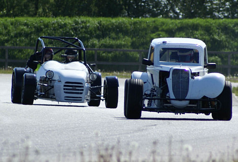 Per Lind i en NMR Vortex med S2000 motor og Tom Pedersen i Legend Racer.